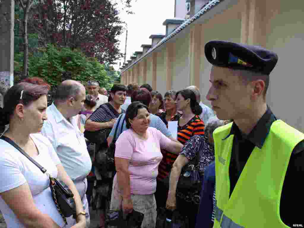 Coada s-a format deja... - (Foto: Vasile Botnaru)