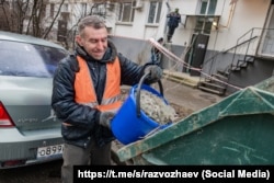 Коммунальные службы ликвидируют последствия в доме по улице Гоголя в Севастополе после сбитых БпЛА в ночь на 17 февраля 2026 года