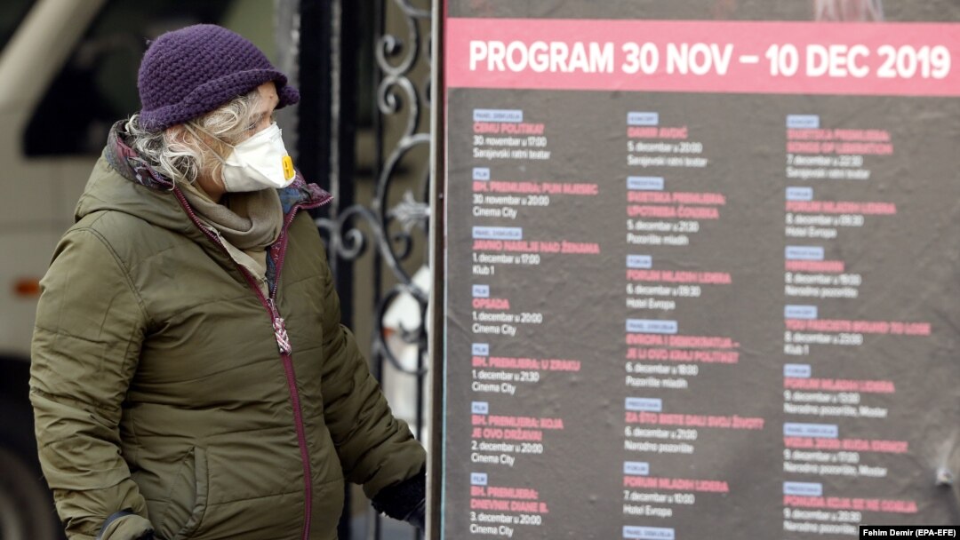 Stanovnica Sarajeva sa zaštitnom maskom, 10. januar