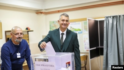 Illija Srdanoviq, i pari në listën zgjedhore “Lista Studentore – Studentët Fitojnë”, voton në një vendvotim në Novi Sad të Serbisë, gjatë zgjedhjeve parlamentare më 25 tetor 2026.