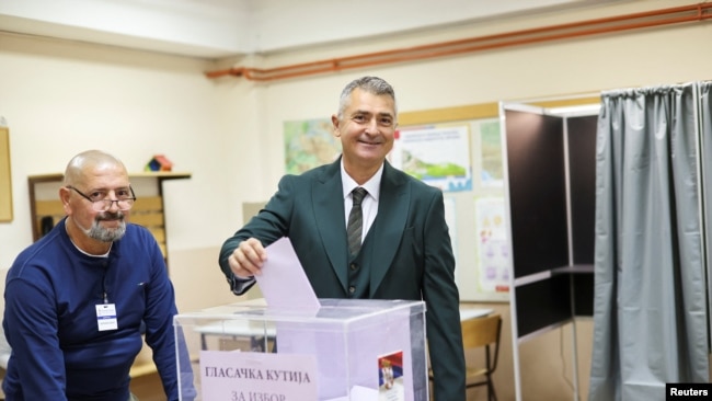 Illija Srdanoviq, i pari në listën zgjedhore “Lista Studentore – Studentët Fitojnë”, voton në një vendvotim në Novi Sad të Serbisë, gjatë zgjedhjeve parlamentare më 25 tetor 2026.