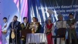 Алматыда өткен ақындар айтысына қатысқан ақындар сайыс басталар алдында. Балуан шолақ сарайы,11 ақпан, 2012 жыл. 