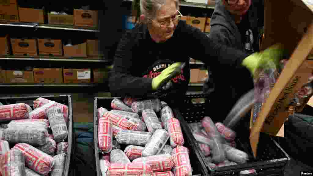 Önkéntesek segítik az élelmiszerbankok működését. Itt éppen a fagyasztott darált marhahús szétosztása zajlik, hogy élelmiszerkosarak készülhessenek a rászorulók számára