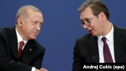 Presidenti i Turqisë, Reccep Tayyp Erdogan dhe ai serb, Aleksandar Vuçiq gjatë takimit në Beograd. 