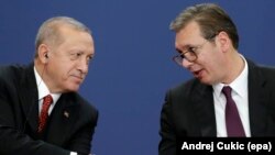 Турскиот претседател Реџеп Таип Ердоган 
и српскиот претседател Александар Вучиќ 