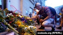 Кветкі ахвярам авіякатастрофы ля амбасады Нідэрляндаў у Кіеве 