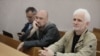 Валянцін Стэфановіч і Алесь Бяляцкі ў судовай залі. Архіўнае фота.