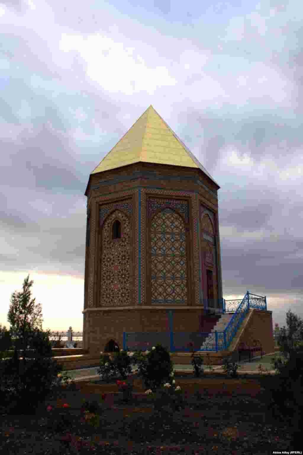 "Nuh peyğəmbərin məzarüstü abidə kompleksi".