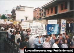 Protesta e 1 tetorit 1997. Fotografi e publikuar në uebsajtin zyrtar të Kuvendit të Kosovës.