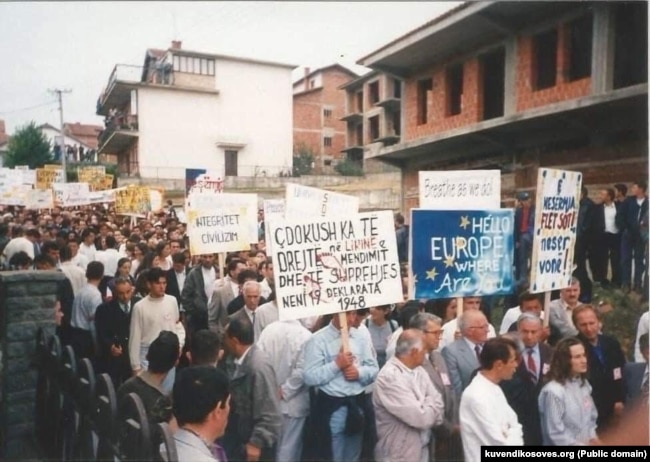 Protesta e 1 tetorit 1997. Fotografi e publikuar në uebsajtin zyrtar të Kuvendit të Kosovës.