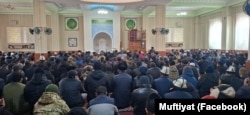 Қирғизистондаги масжидларнинг бирида ёмғир ва қор тилаб дуо ўқиётган диндорлар. Расм Мусулмонлар идораси бошқармасининг Фейсбукдаги саҳифасидан олинди.