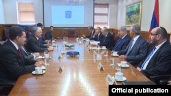 Israel - Prime Minister Benjamin Netanyahu (R) meets with Armenian Foreign Minister Edward Nalbandian in Jerusalem, 7Nov2017.