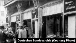 Një dyqan hebre i dëmtuar gjatë asaj që njihet si "Nata e Kristaltë" (Kristallnacht) në Magdeburg, nëntor 1938.