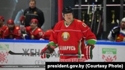 Аляксандар Лукашэнка на матчы з камандай Берасьцейскай вобласьці 27 сьнежня 2025 году