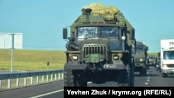 Колона російської військової техніки на трасі «Таврида» в окупованому Криму (ілюстратійне фото)