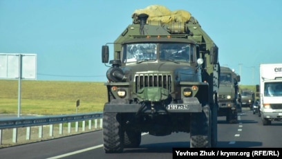 Танки и военная техника на грузовых поездах /грузовые поезда везут военную технику