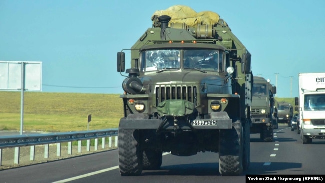 Колонна российской военной техники на трассе «Таврида» в Крыму. Архивное фото