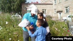 Ахат Гибадуллин с детьми. Архивное фото