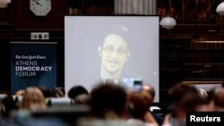 Obraćanje Edvarda Snoudena na konferenciji u Atini preko video linka iz Moskve.