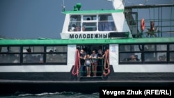 Пассажирский катер в Севастопольской бухте, август 2021 года