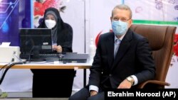 علی لاریجانی هنگام ثبت نام در وزارت کشور