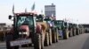 Bujqit francez e bllokojnë autostradën A6 në jug të Parisit, 29 janar 2024, gjatë protestave për rregulloren, taksat dhe pagesat.