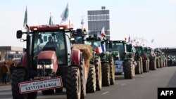 Bujqit francez e bllokojnë autostradën A6 në jug të Parisit, 29 janar 2024, gjatë protestave për rregulloren, taksat dhe pagesat.
