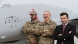 الهام علی‌اف رئیس جمهور آذربایجان، همراه با پسرش حیدرعلی‌اف در کنار یک طیارۀ بی پیلوت تهاجمی
