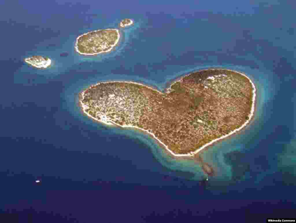 Hrvatska - Srcoliki Galešnjak - Otok Galešnjak priroda je davno iscrtala u obliku srca. Suvremeni internetski romantici su ga otkrili surfajući po satelitskim snimcima Zemlje. U Hrvatskoj se pojavila inicijativa da mu se ime promijeni u ¨Otok ljubavi¨.