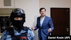 Ruski opozicioni aktivista Dmitrij Gudkov govori za medije dok policija vrši pretres njegove dače izvan Moskve 1. juna.