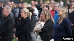 În Scoția, la Edinburgh, oamenii au mers în Parcul Holyrood pentru a urmări funeraliile pe un ecran uriaș.