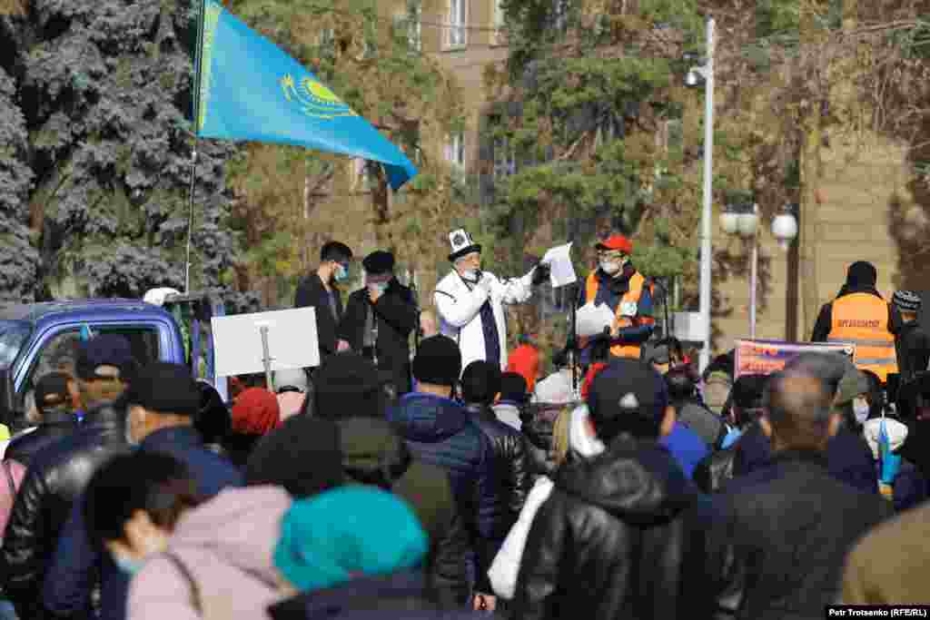 Саясаткер Хасен Қожахмет митингіде сөйлеп тұр.