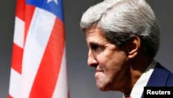 Госсекретарь Джон Керри призвал законодателей повременить с введением новых экономических санкций против Ирана