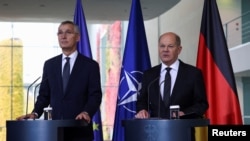 Njemački kancelar Olaf Scholz(desno) i generalni sekretar NATO-a Jens Stoltenberg razgovaraju s novinarima u Berlinu, Njemačka, 9. novembra 2023. 