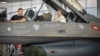 Ukrajinski predsjednik Volodimir Zelenski (L) i danska premijerka Mette Frederiksen sjede u borbenom avionu F-16 u hangaru baze Skrydstrup u Vojensu, sjeverna Danska, 20. 8. 2023.