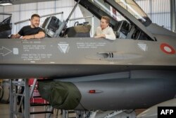 Președintele ucrainean Volodimir Zelenski și prim-ministrul danez Mette Frederiksen într-un avion de vânătoare F-16 în hangarul aerobazei Skrydstrup din Vojens, în nordul Danemarcei, 20 august.