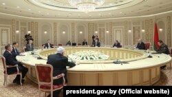 Белорускиот претседател Александар Лукашенко се сретна со група американски експерти и аналитичари денеска во Минск