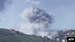 კვამლი სამხრეთ ლიბანის სოფელ ქფარ რუმანის თავზე ისრაელის დარტყმის შემდეგ, 2026 წლის 16 აპრილი 