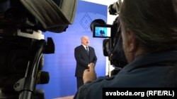 Президент Беларуси Александр Лукашенко выступает перед СМИ после голосования на выборах президента. Минск, 11 октября 2015 года.