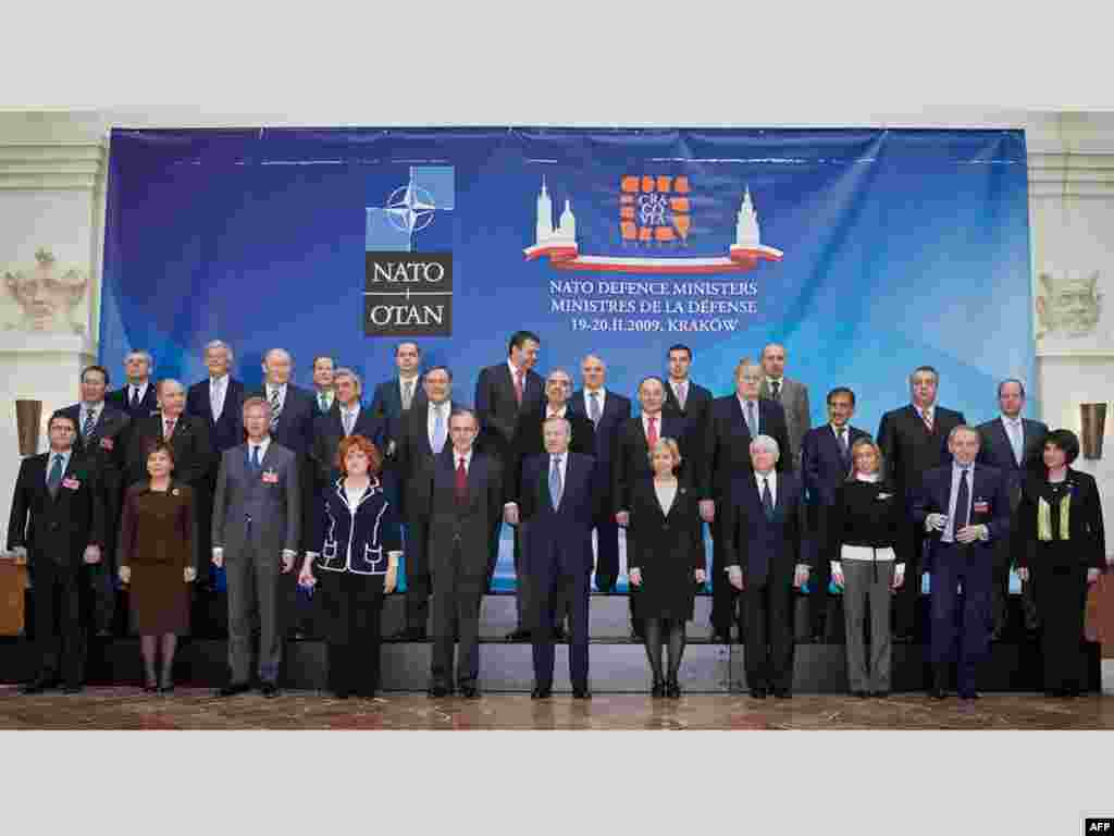 Poljska - Gospodo ministri, osmijeh molim - Ministri obrane NATO saveza okupili su se u Krakowu na dvodnevni neformalni razgovor uoči samita Alijanse planiranog za četvrti mjesec. Glavna tema razgovora bila je situacija u Afganistanu. 