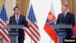 ABŞ dövlət katibi Marko Rubio Bratislavada Slovakiya baş naziri Robert Fitso ilə birgə mətbuat konfransında.