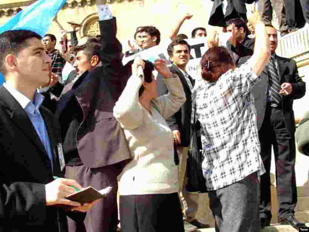 Prezident seçkisində qələbə çaldığını bəyan edən müxalifət 2003-cü il oktyabrın 15-də gecə küçələrə çıxdı. Oktyabrın 16-da isə etirazçıların qarşısı alınarkən, bir nəfər öldü, yüzlərlə adam xəsarət aldı, 600-dən çox şəxs həbs edildi