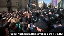 Сутички почалися після того, як протестувальники намагалися принести і встановити на майдані Незалежності намет