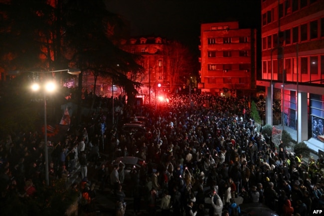 Qindra protestues para hyrjes së RTS-së në Beograd.