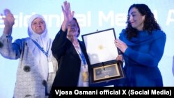 Predsednica Vjosa Osmani dodeljuje nagradu udruženju Pokret majke enklave Srebrenica i Žepa, 2. juni 2025.