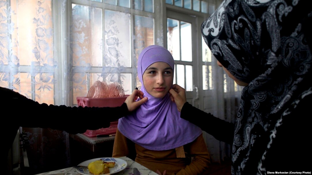 Massaj porno video Qul xojayinni yaqindan yalaydi