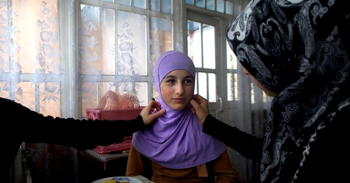 Yalangoch quvnoq qizlar