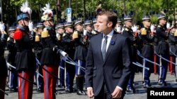 Președintele Emmanuel Macron trece în revistă trupele franceze de Ziua Victoriei la Paris, la 8 mai 2018 