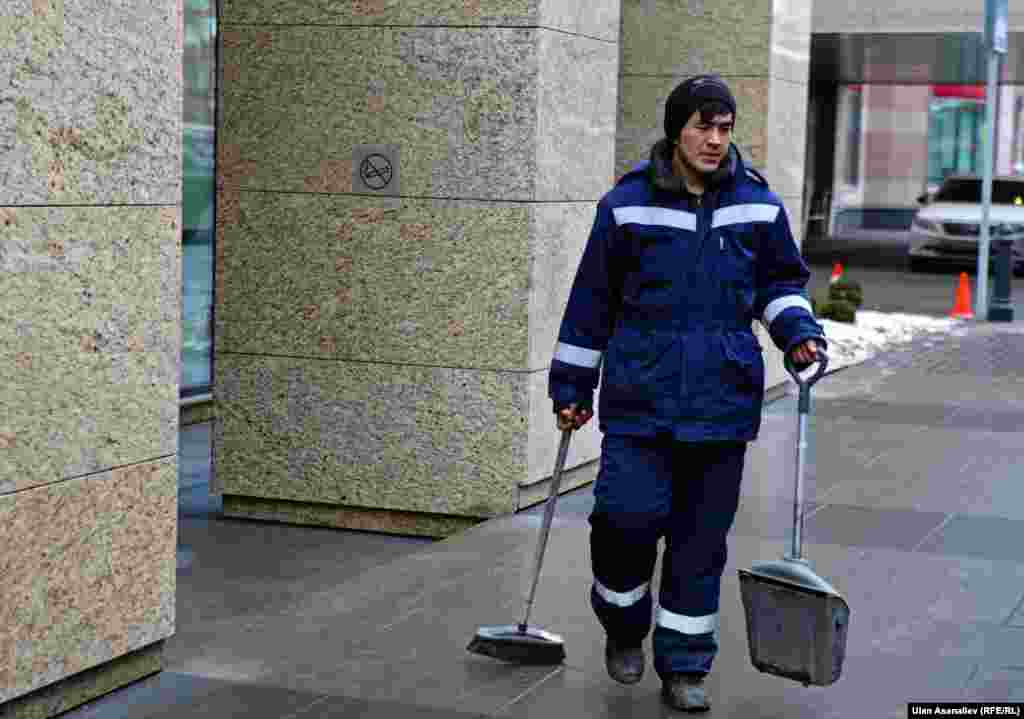 Мигранта на улицах Москвы очень легко узнать.