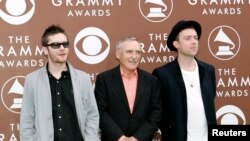  Джейми Хюлет (ляво) и Деймън Олбърн (дясно) дружно с артиста Денис Хопър 